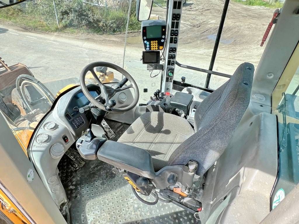 Radlader of the type Volvo L220F - CDC Steering / Weight System, Gebrauchtmaschine in Veldhoven (Picture 8)