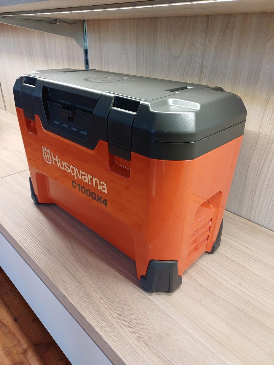 Rasenmäher des Typs Husqvarna Akku-Ladekoffer 40-C1000X4 für 4 Akkus, Neumaschine in Tamsweg (Bild 2)