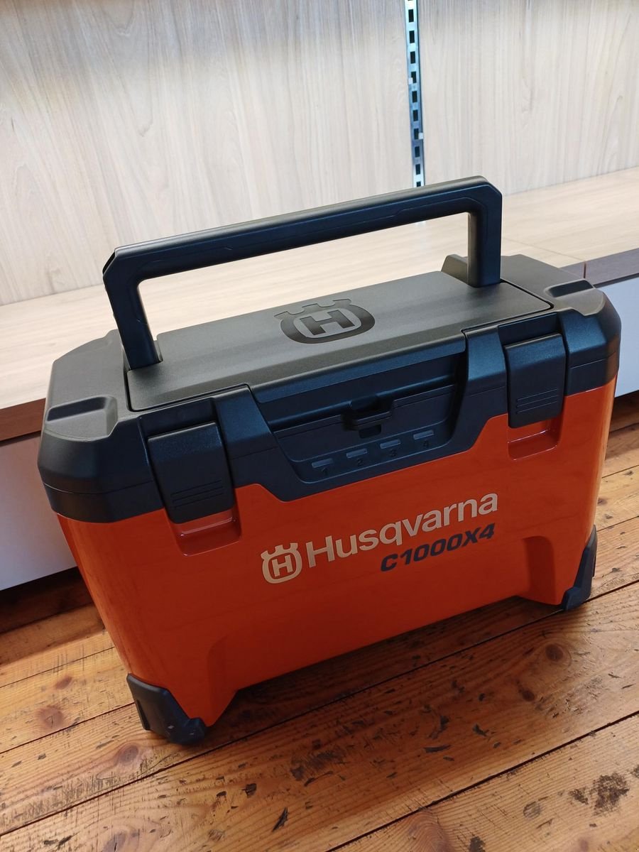 Rasenmäher del tipo Husqvarna Akku-Ladekoffer 40-C1000X4 für 4 Akkus, Neumaschine In Tamsweg (Immagine 4)