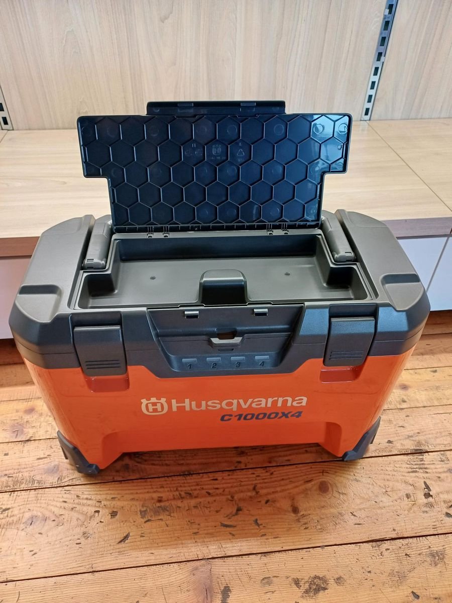 Rasenmäher del tipo Husqvarna Akku-Ladekoffer 40-C1000X4 für 4 Akkus, Neumaschine In Tamsweg (Immagine 5)