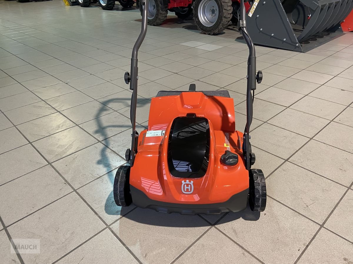 Rasenmäher van het type Husqvarna Vertikutierer S138i, SET mit Akku&Ladegerät, Neumaschine in Burgkirchen (Foto 10)