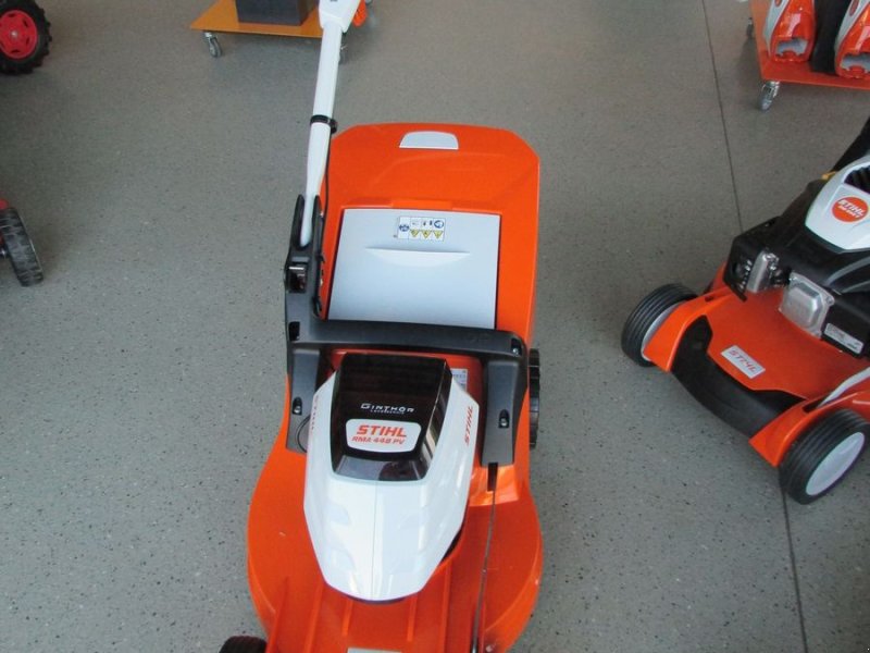 Rasenmäher Türe ait Stihl RMA 448 PV AKTION, Gebrauchtmaschine içinde Saxen