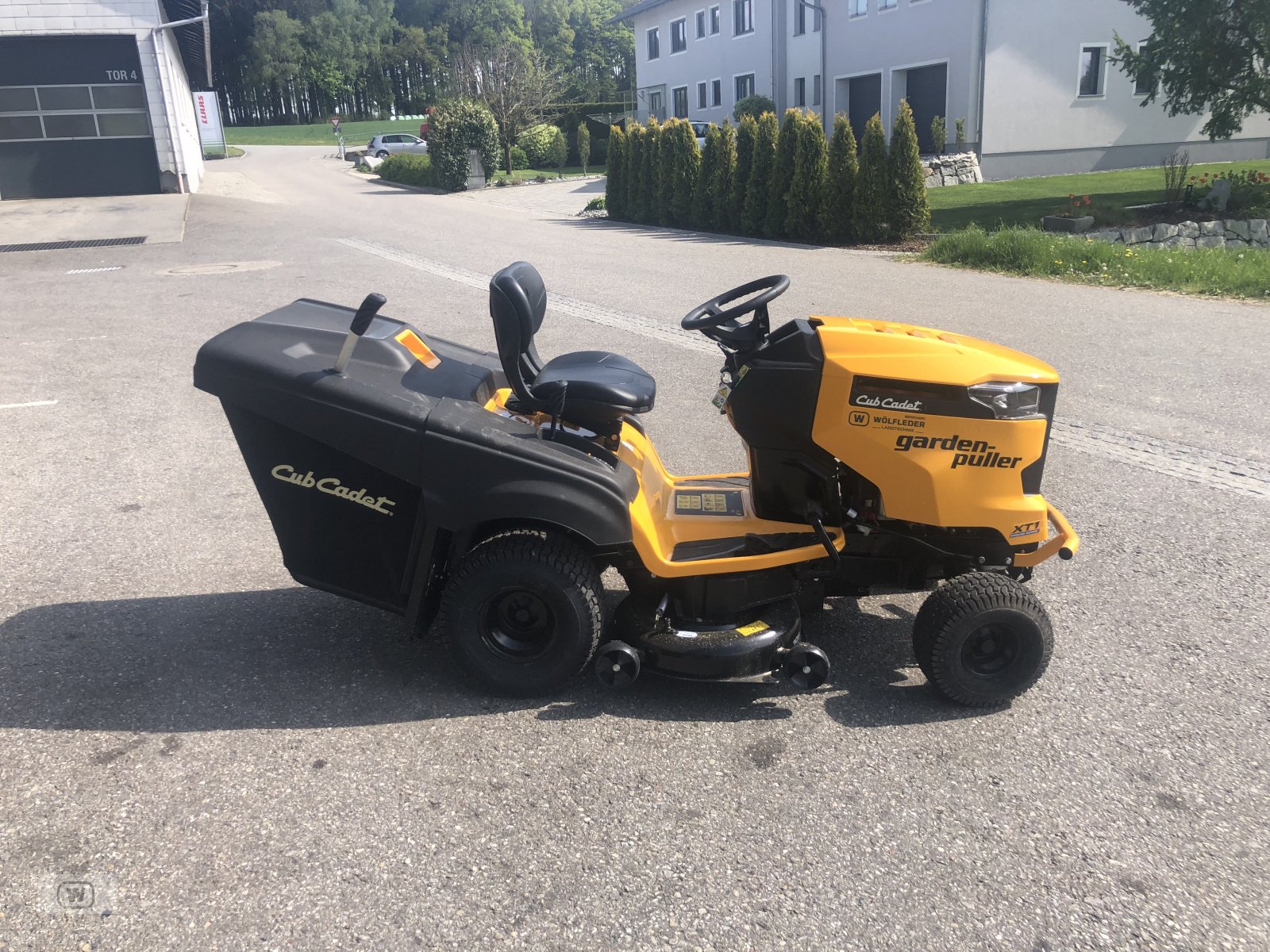 Rasentraktor of the type Cub Cadet XT1, Neumaschine in Zell an der Pram (Picture 7)