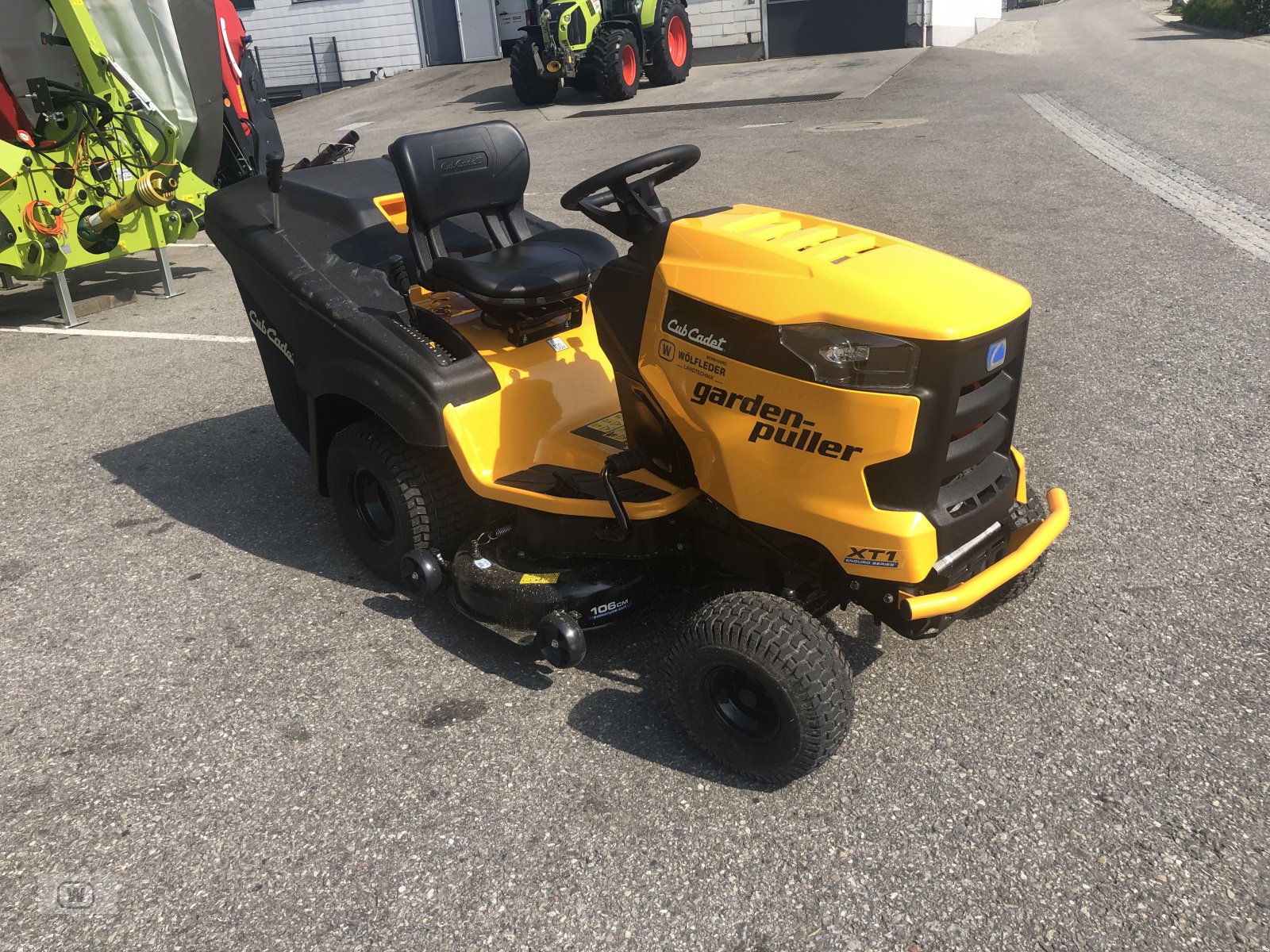 Rasentraktor of the type Cub Cadet XT1, Neumaschine in Zell an der Pram (Picture 8)