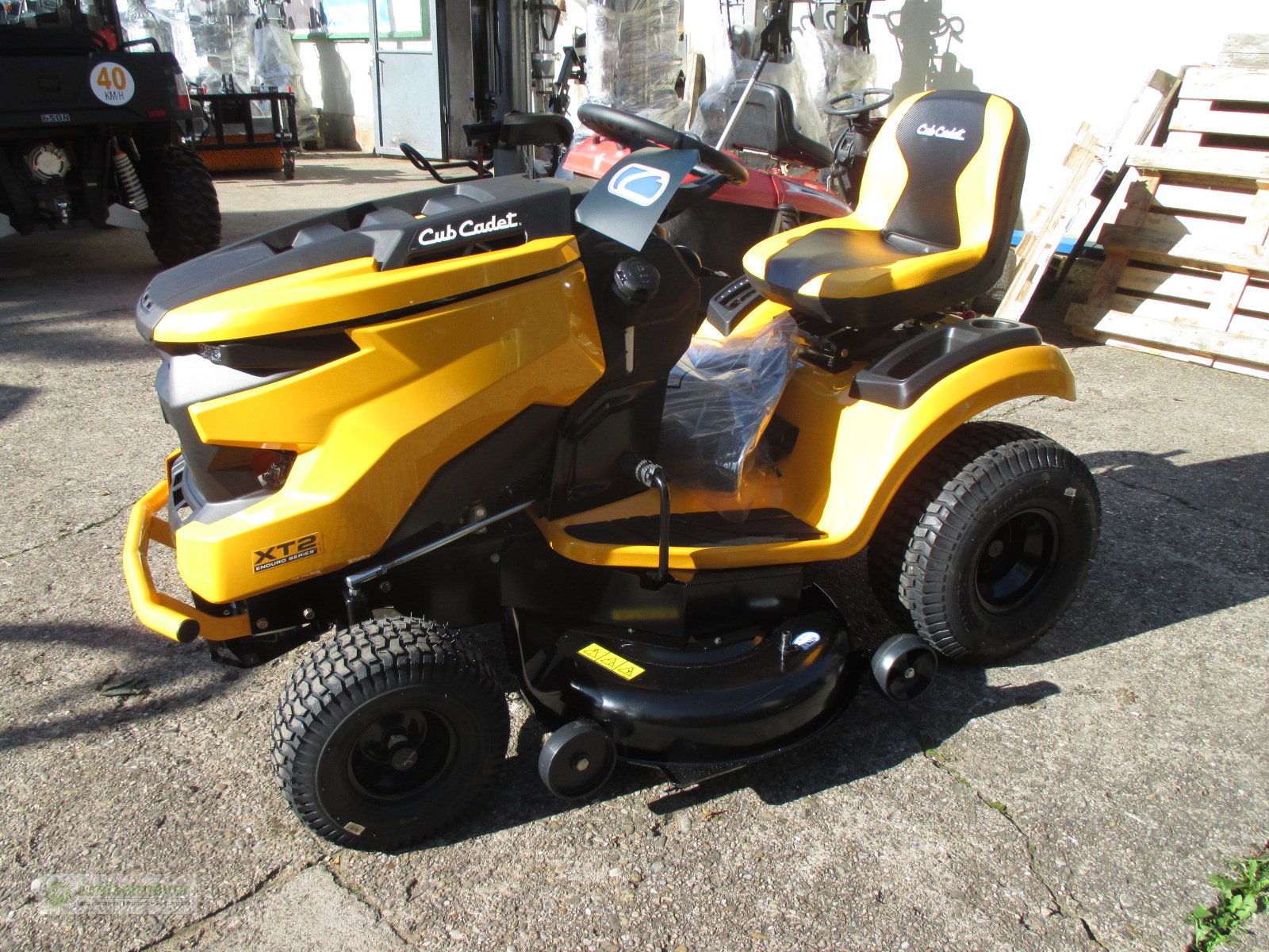 Rasentraktor van het type Cub Cadet XT2 PS 117 Hydrostat 2 Zylinder, Neumaschine in Feuchtwangen (Foto 1)