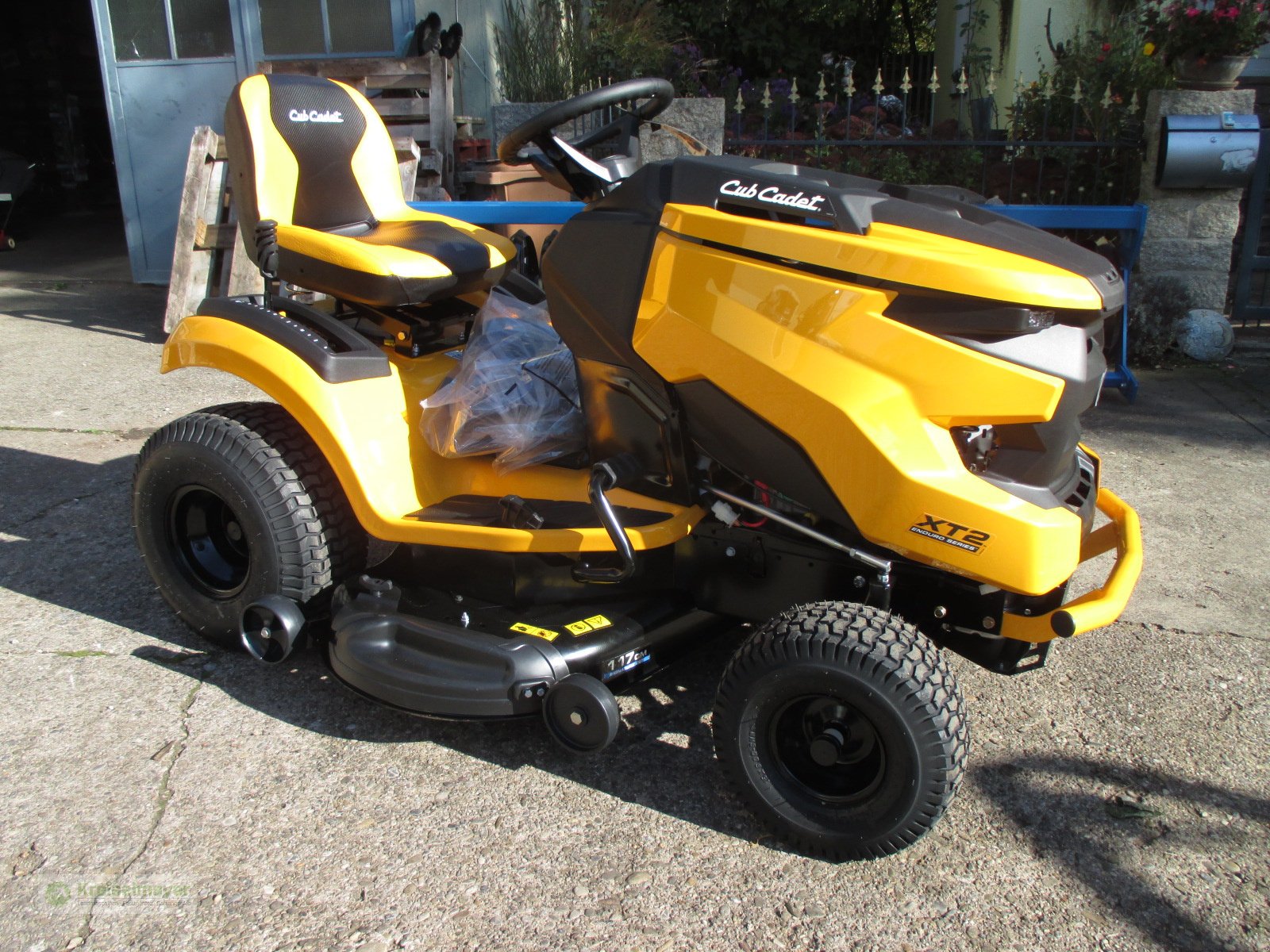 Rasentraktor of the type Cub Cadet XT2 PS 117 Hydrostat 2 Zylinder, Neumaschine in Feuchtwangen (Picture 2)