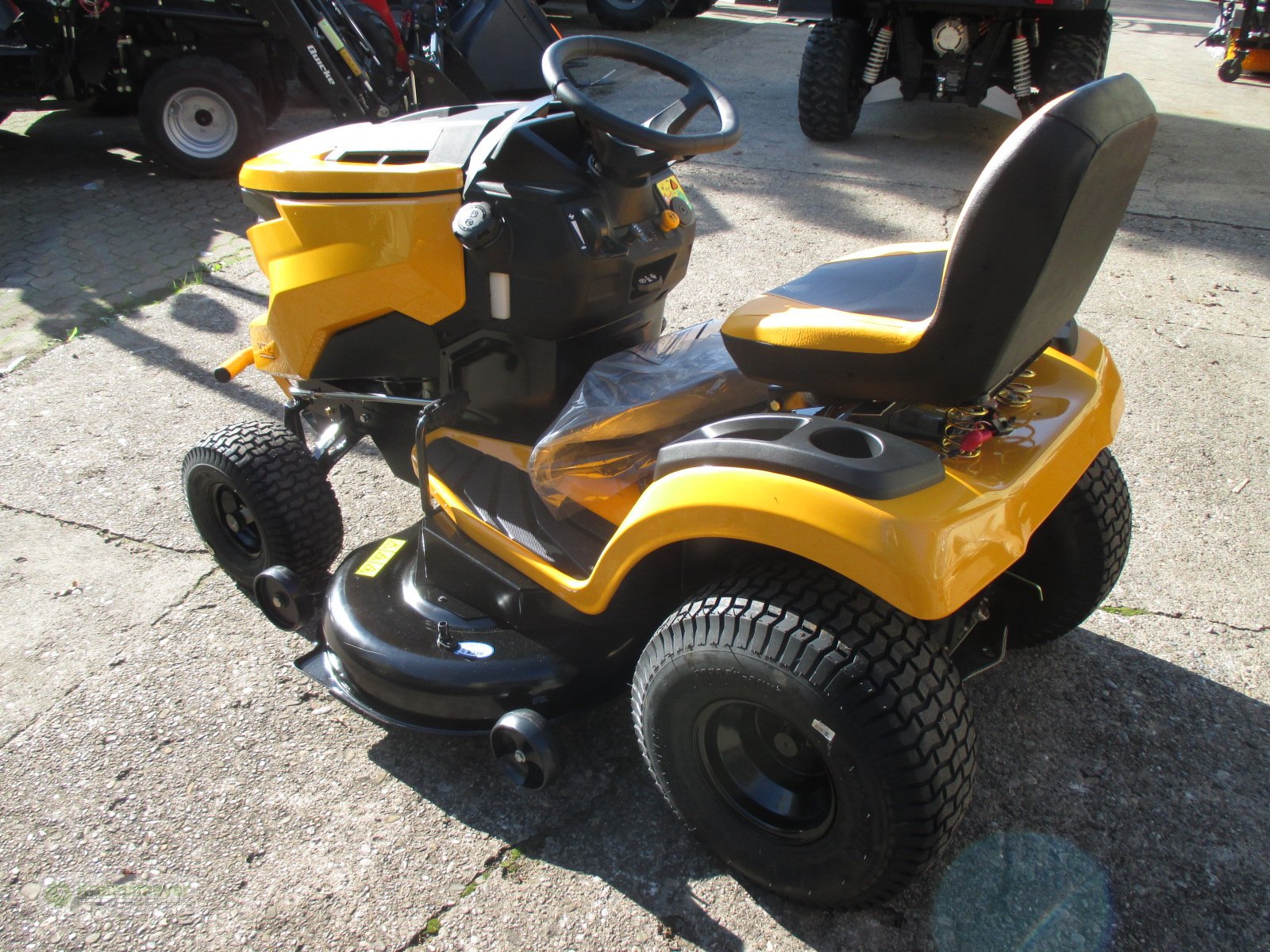 Rasentraktor van het type Cub Cadet XT2 PS 117 Hydrostat 2 Zylinder, Neumaschine in Feuchtwangen (Foto 4)