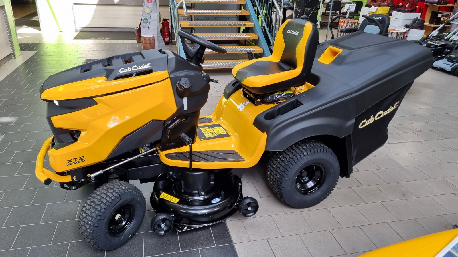 Rasentraktor of the type Cub Cadet XT2 QR 106 Kawasaki, Neumaschine in Olpe (Picture 3)