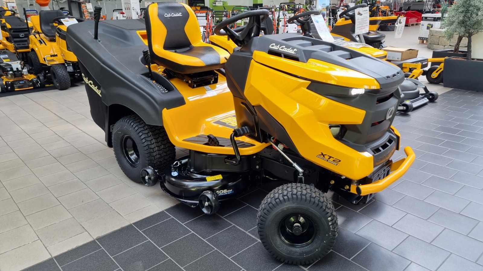 Rasentraktor des Typs Cub Cadet XT2 QR 106 Kawasaki, Neumaschine in Olpe (Bild 7)