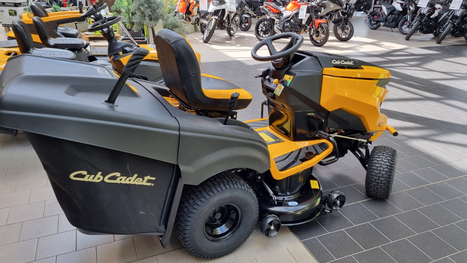 Rasentraktor tip Cub Cadet XT2 QR 106 Kawasaki, Neumaschine in Olpe (Poză 9)