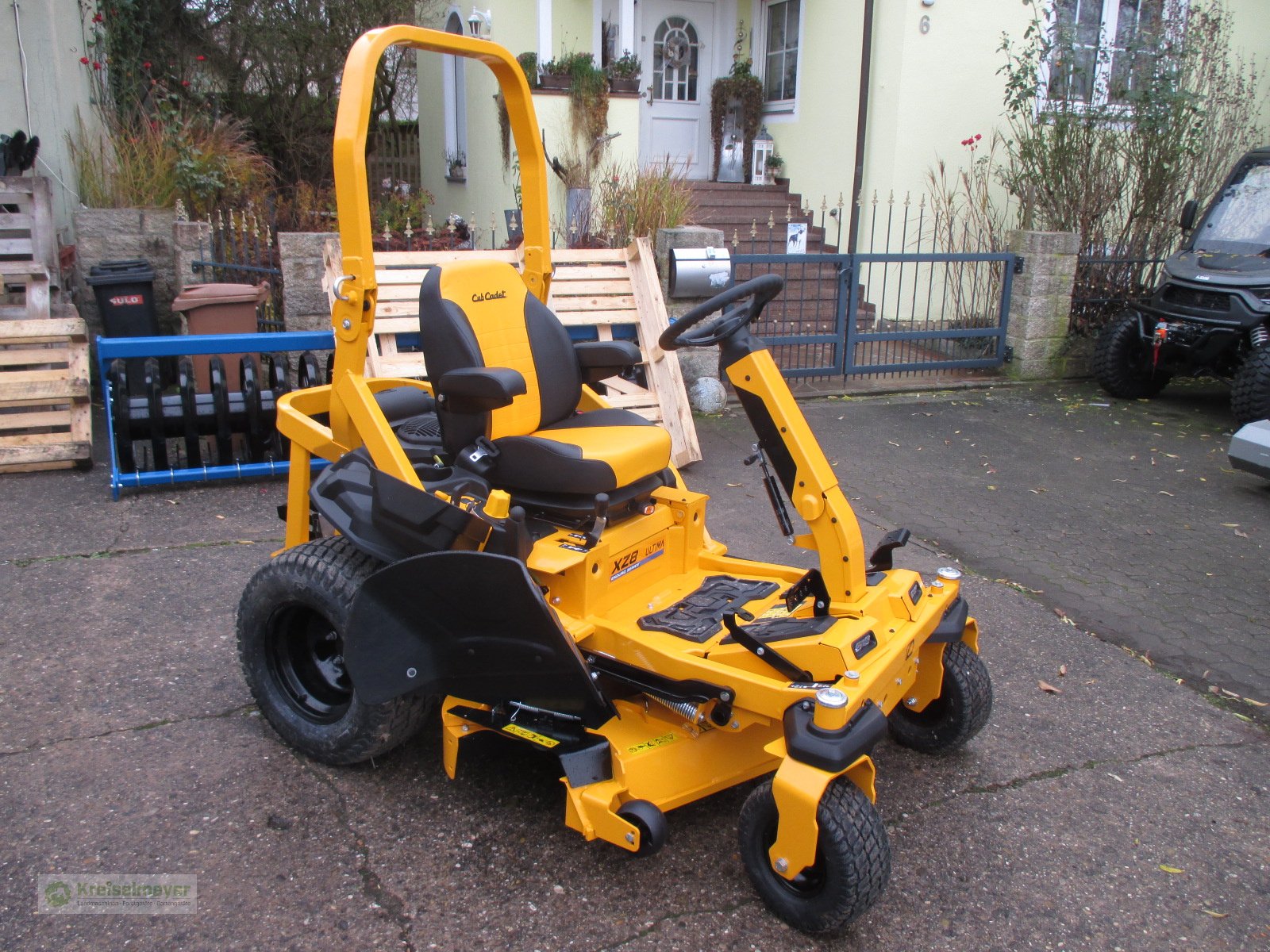 Rasentraktor от тип Cub Cadet XZ 8 S137i Ultima Zero Turn Benzin-Direkteinspritzer 137 cm, Neumaschine в Feuchtwangen (Снимка 1)