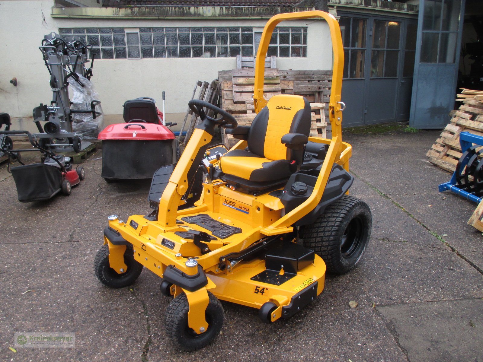 Rasentraktor от тип Cub Cadet XZ 8 S137i Ultima Zero Turn Benzin-Direkteinspritzer 137 cm, Neumaschine в Feuchtwangen (Снимка 2)