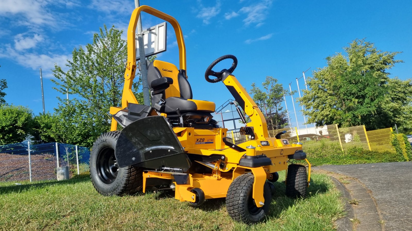 Rasentraktor of the type Cub Cadet XZ8 S137i Ultima ZeroTurn, Neumaschine in Olpe (Picture 2)