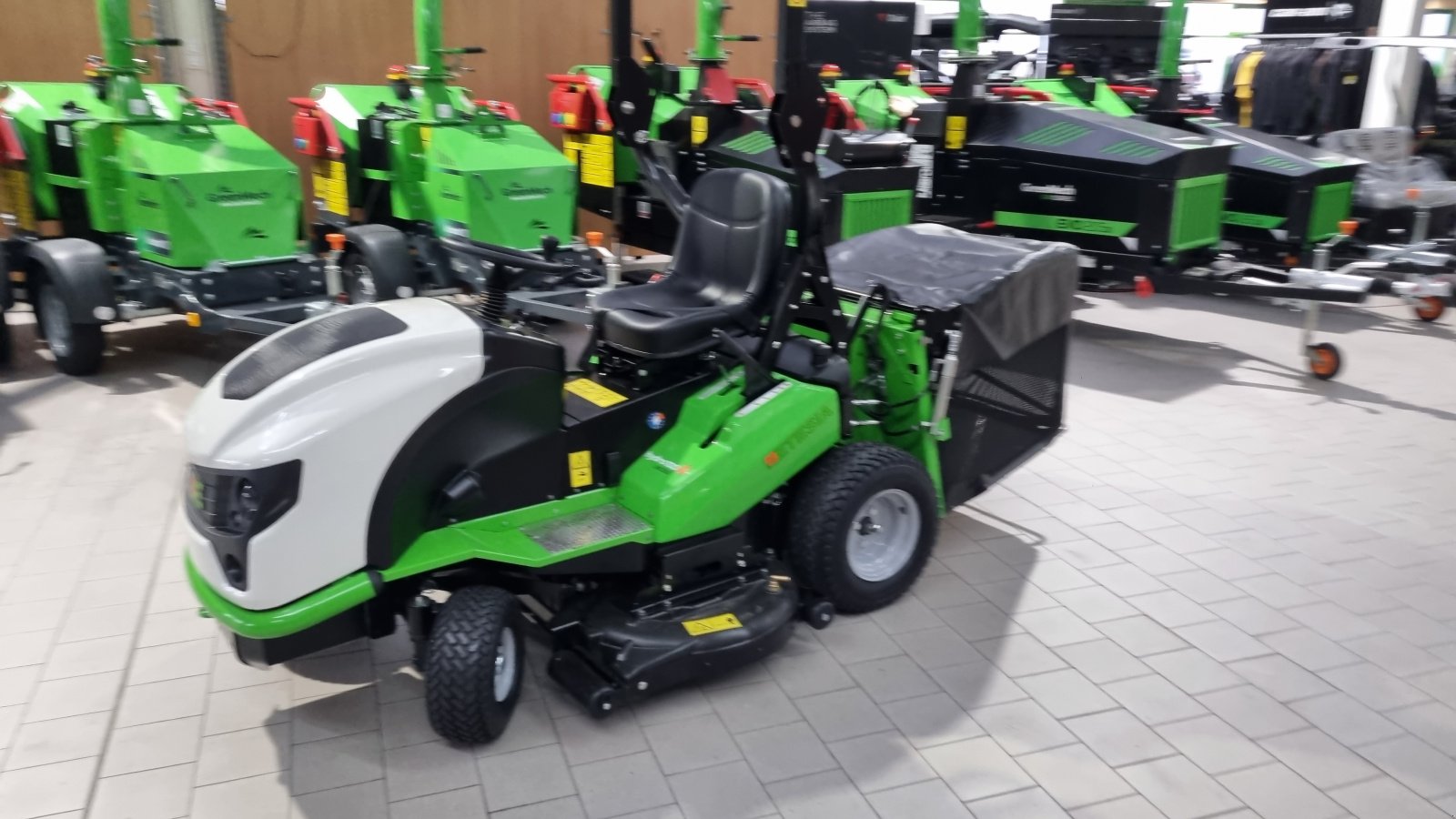 Rasentraktor des Typs Etesia MKEHH Hydro 100, Neumaschine in Olpe (Bild 2)