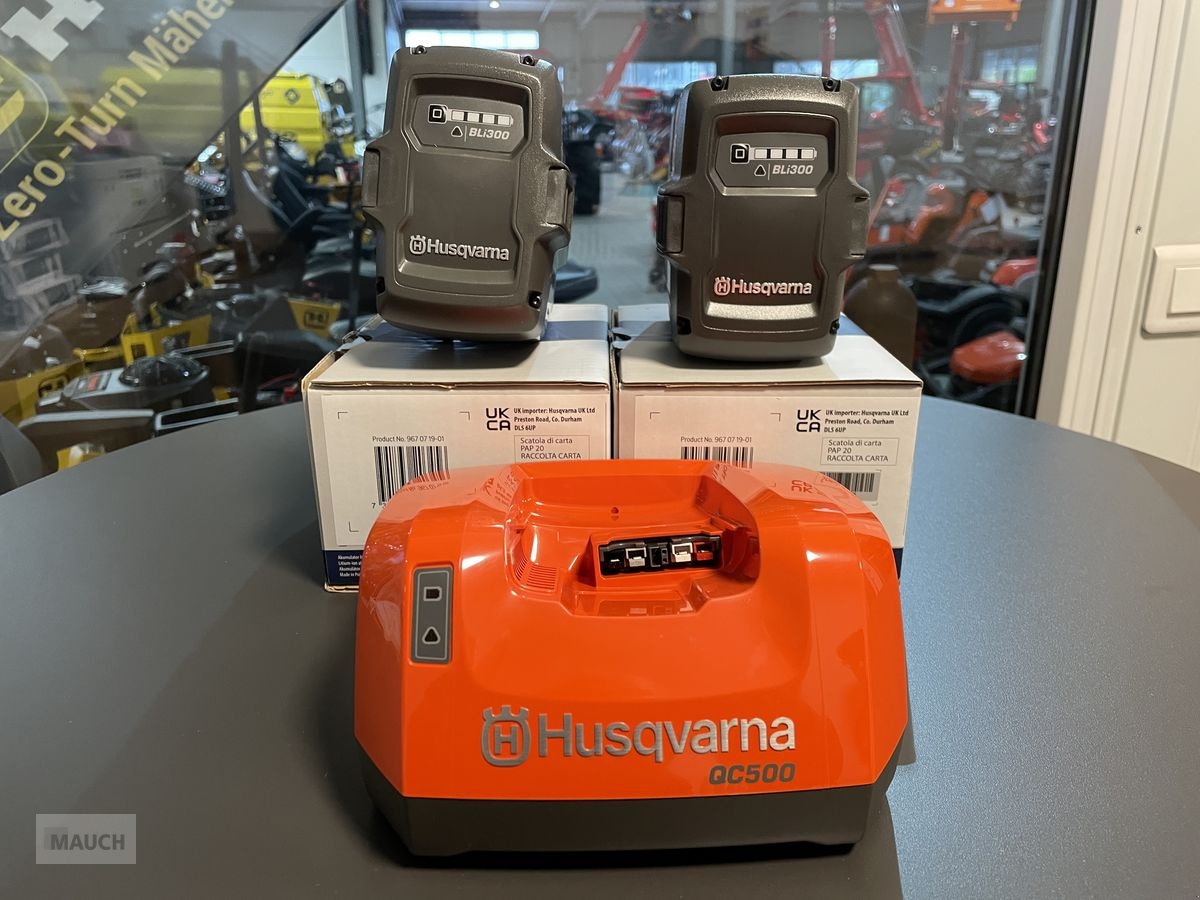 Rasentraktor του τύπου Husqvarna Akku Set 2x BLI 300 & QC 500, Neumaschine σε Burgkirchen (Φωτογραφία 1)