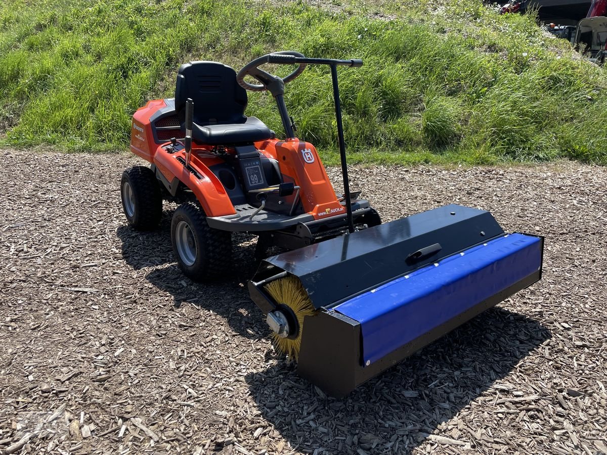 Rasentraktor van het type Husqvarna Kehrbürste / Kehrmaschine für 216er/ 316er Rider, Neumaschine in Burgkirchen (Foto 4)