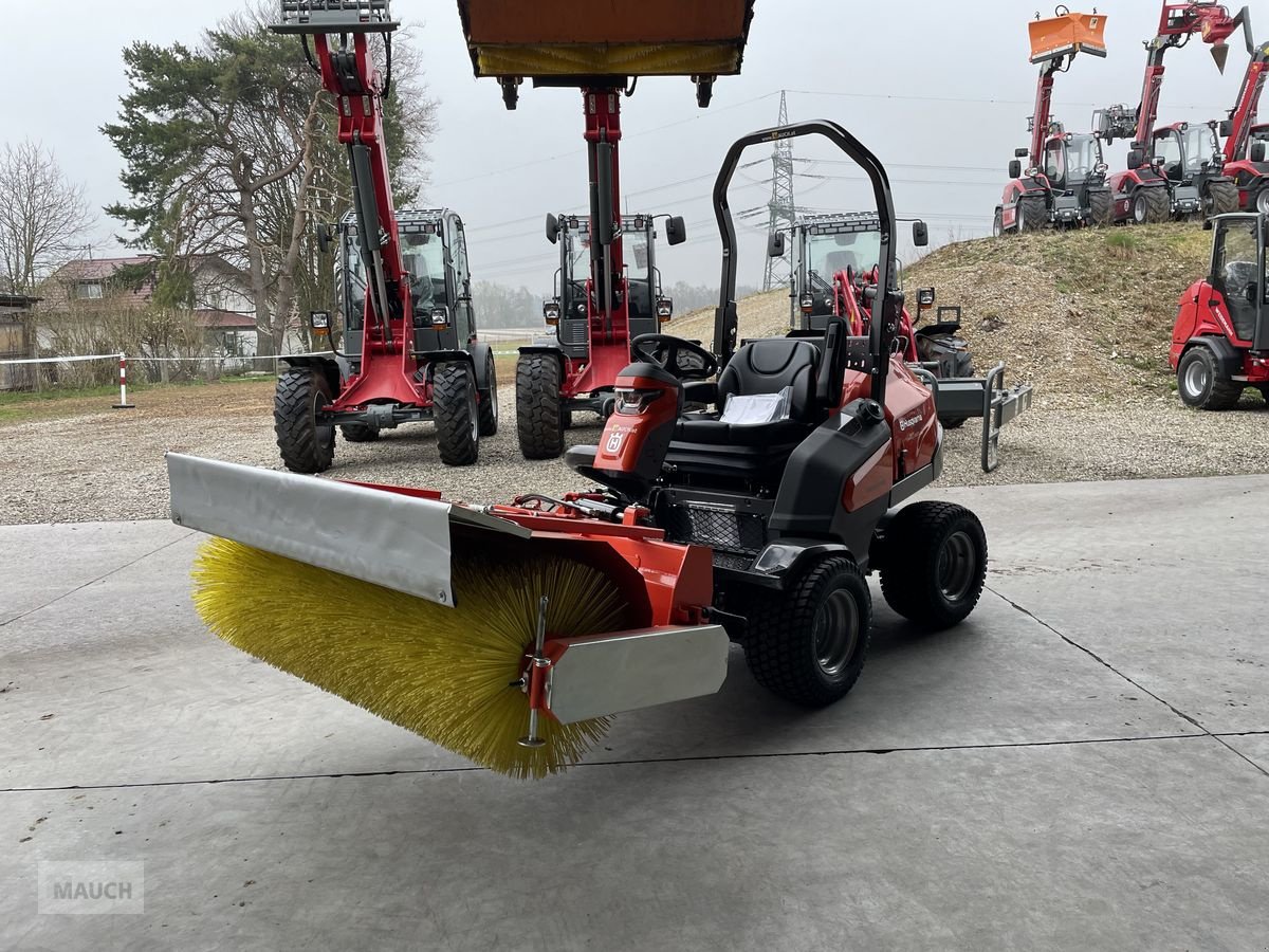 Rasentraktor van het type Husqvarna Kehrbürste / Kehrmaschine für Dieselrider, Vorführmaschine in Burgkirchen (Foto 13)