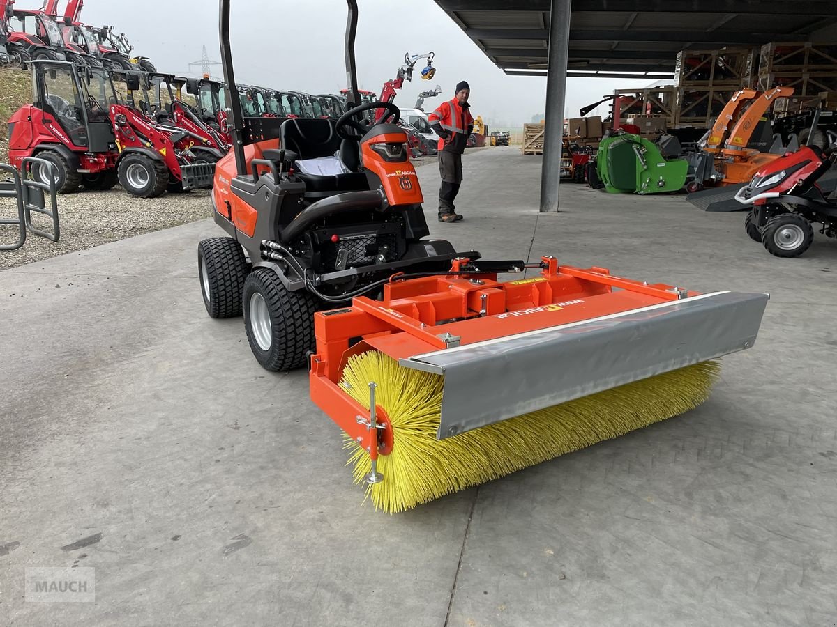 Rasentraktor du type Husqvarna Kehrbürste / Kehrmaschine für Dieselrider, Vorführmaschine en Burgkirchen (Photo 1)