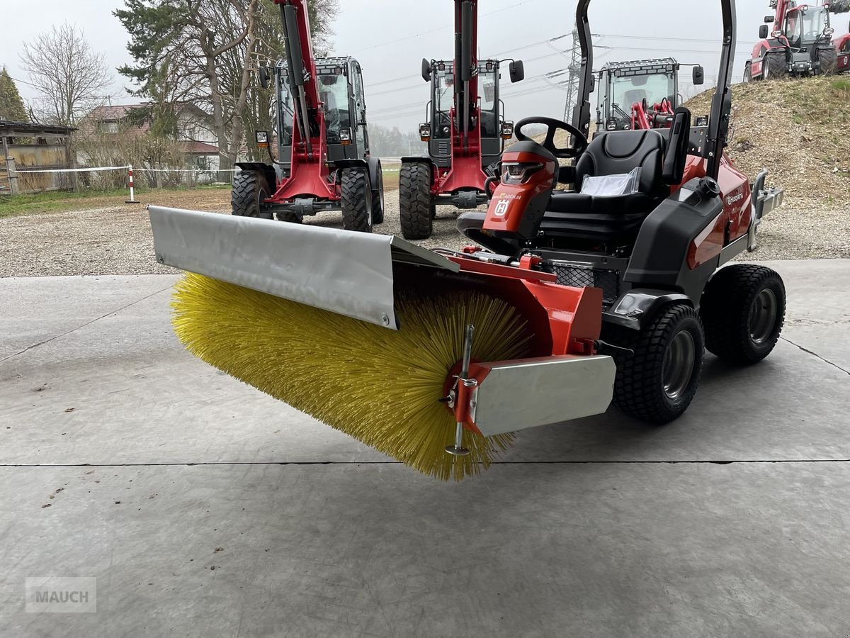 Rasentraktor van het type Husqvarna Kehrbürste / Kehrmaschine für Dieselrider, Vorführmaschine in Burgkirchen (Foto 12)