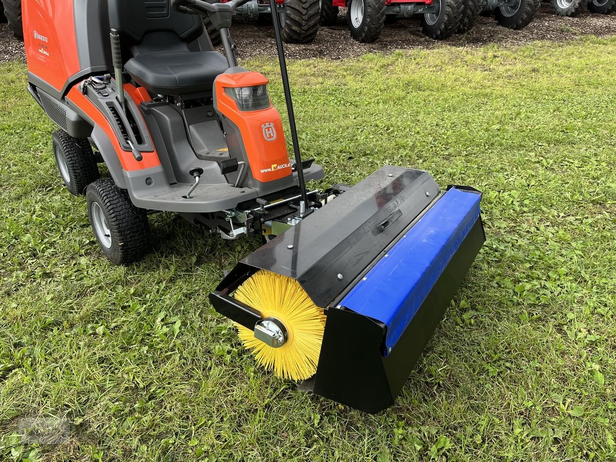 Rasentraktor van het type Husqvarna Kehrmaschine mit Sammelwanne 300er Serie, Neumaschine in Burgkirchen (Foto 8)