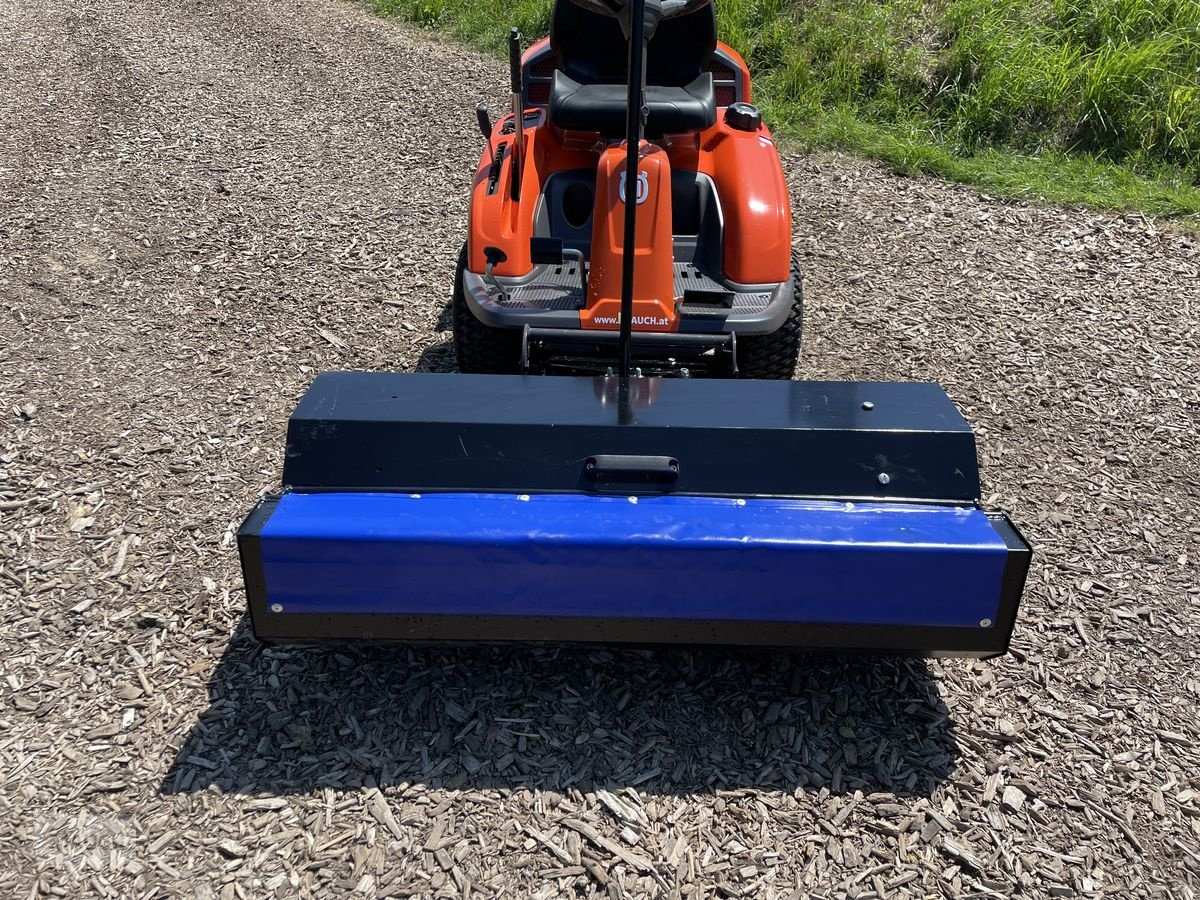 Rasentraktor van het type Husqvarna Kehrmaschine mit Sammelwanne für 200er Serie, Neumaschine in Burgkirchen (Foto 5)