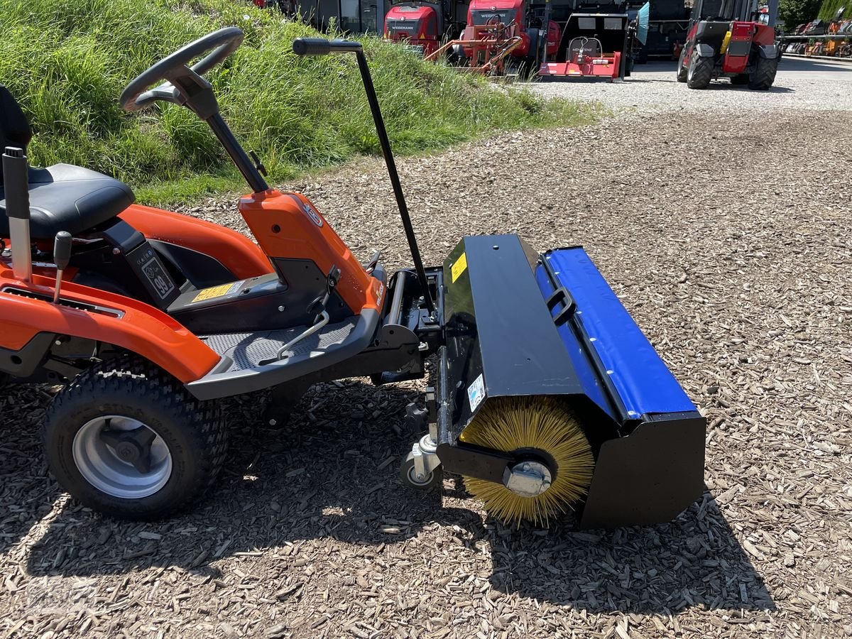 Rasentraktor des Typs Husqvarna Kehrmaschine mit Sammelwanne für 200er Serie, Neumaschine in Burgkirchen (Bild 3)