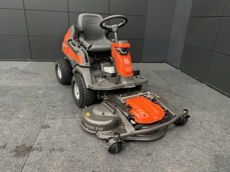 Rasentraktor des Typs Husqvarna Kommunalrider R418TsX AWD 112cm Mähdeck 14,68PS, Neumaschine in Tamsweg (Bild 3)