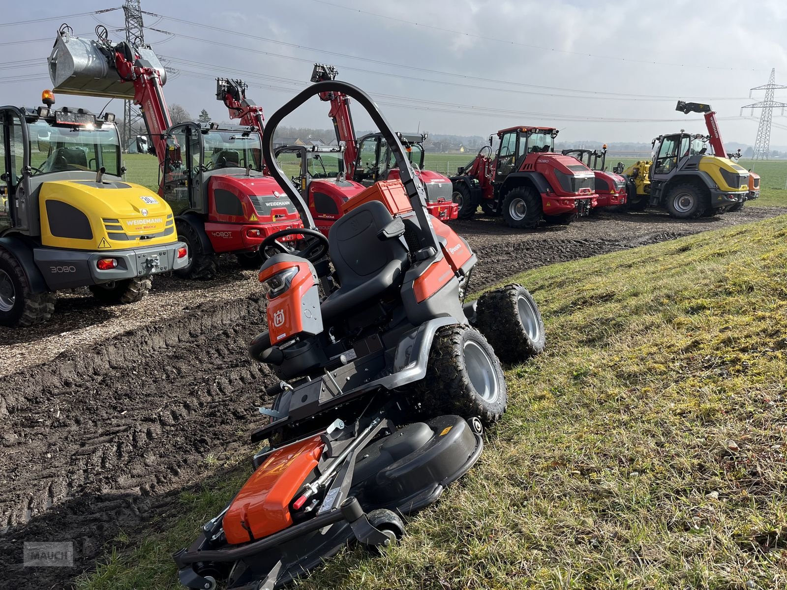 Rasentraktor des Typs Husqvarna P 524XR Efi mit Funksteuerung inkl. Mähdeck, Vorführmaschine in Burgkirchen (Bild 1)