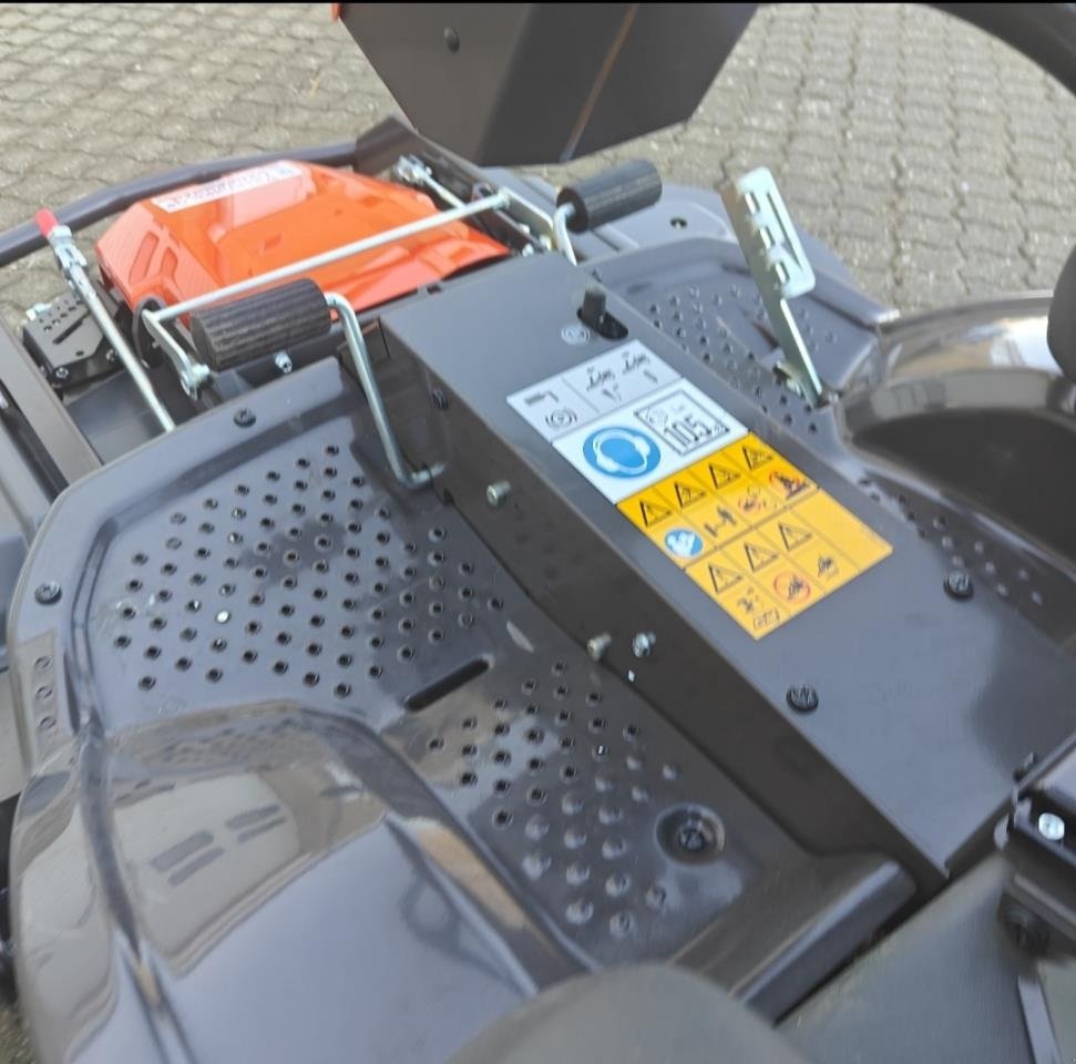 Rasentraktor des Typs Husqvarna P524EFI, Gebrauchtmaschine in Viborg (Bild 4)