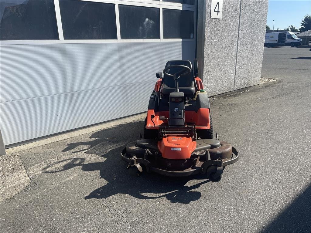 Rasentraktor Türe ait Husqvarna PF21 AWD Inkl. 122cm klipper, Gebrauchtmaschine içinde Holstebro (resim 2)