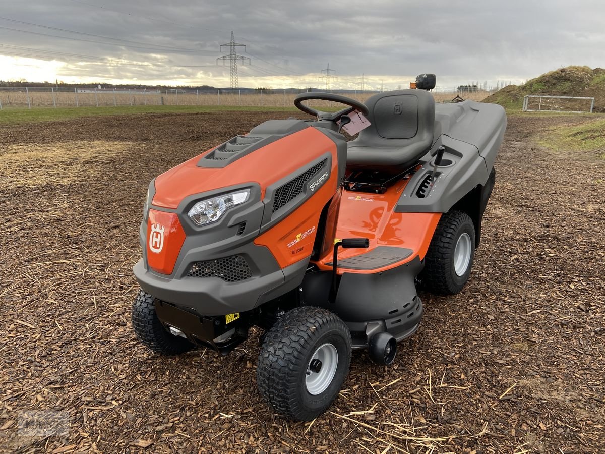 Rasentraktor of the type Husqvarna Rasentraktor TC 238T, Neumaschine in Burgkirchen (Picture 5)