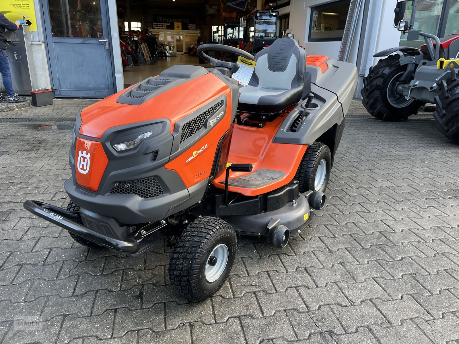 Rasentraktor del tipo Husqvarna Rasentraktor TC 242TX, nur 90h, Gebrauchtmaschine en Burgkirchen (Imagen 15)