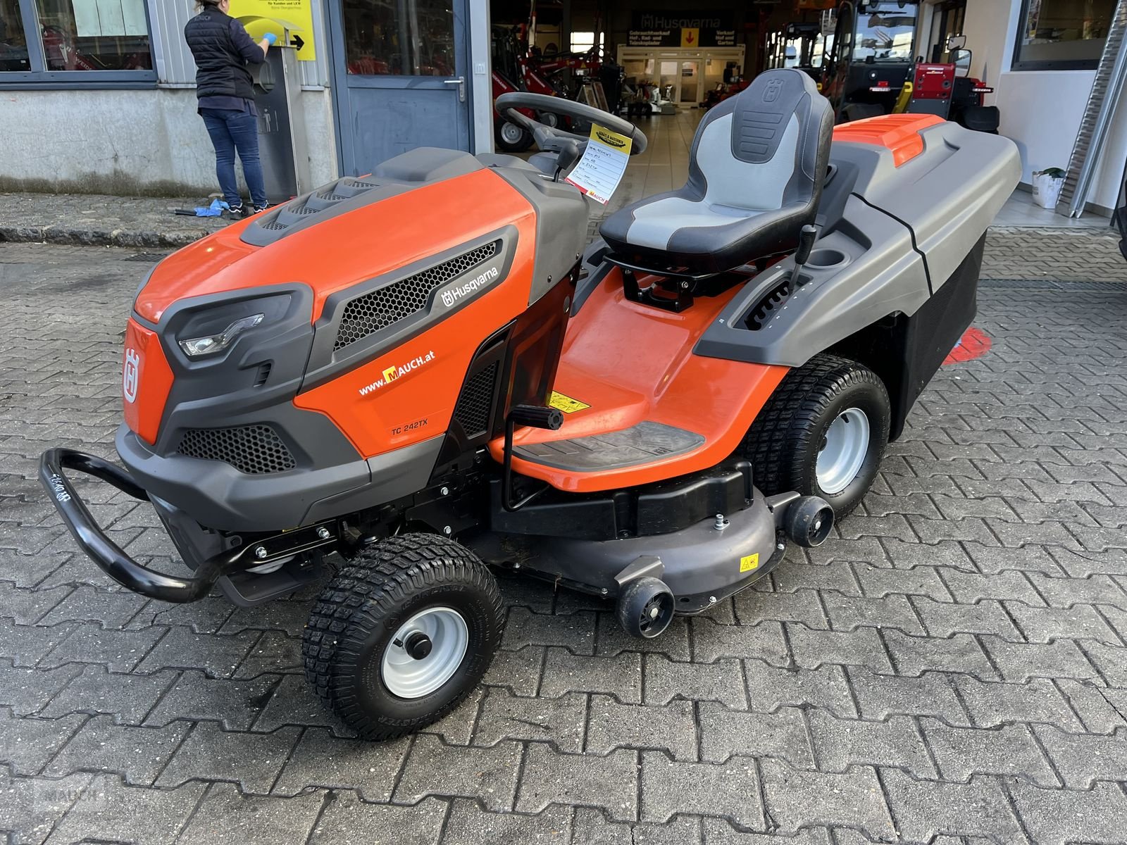 Rasentraktor del tipo Husqvarna Rasentraktor TC 242TX, nur 90h, Gebrauchtmaschine en Burgkirchen (Imagen 16)