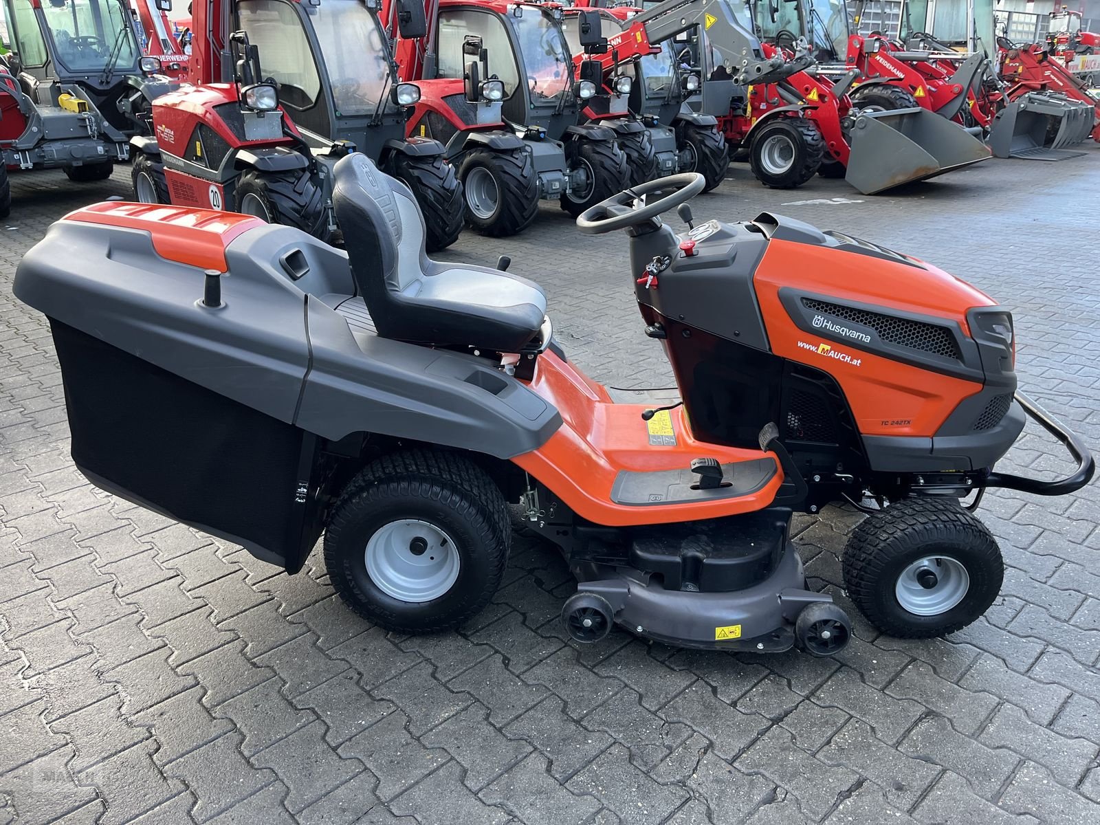 Rasentraktor del tipo Husqvarna Rasentraktor TC 242TX, nur 90h, Gebrauchtmaschine en Burgkirchen (Imagen 12)