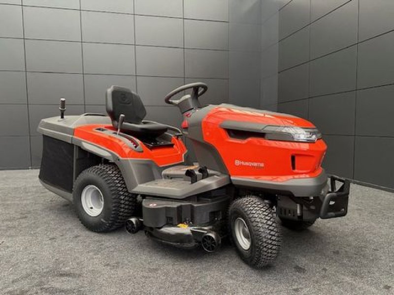 Rasentraktor типа Husqvarna Rasentraktor TC220T 108cm Schnittbreite 19,6PS, Neumaschine в Tamsweg (Фотография 1)