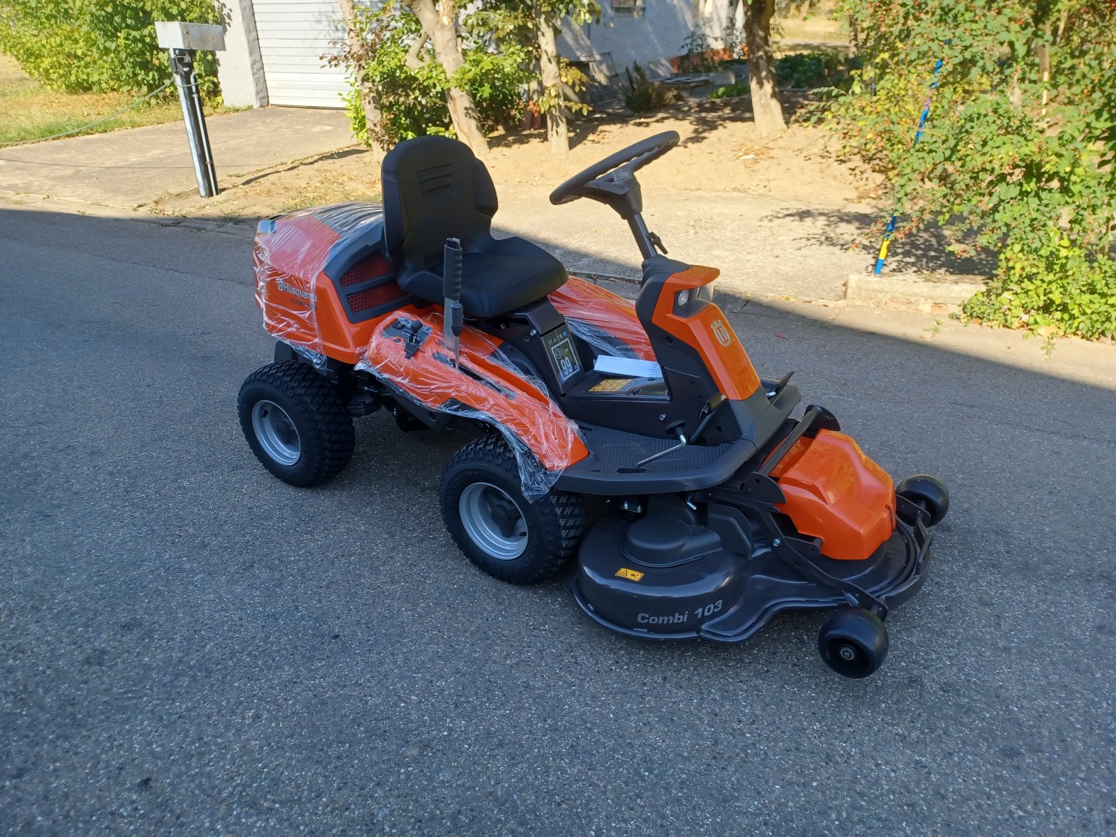 Rasentraktor του τύπου Husqvarna Rider 216 T AWD, Neumaschine σε Uffenheim (Φωτογραφία 1)