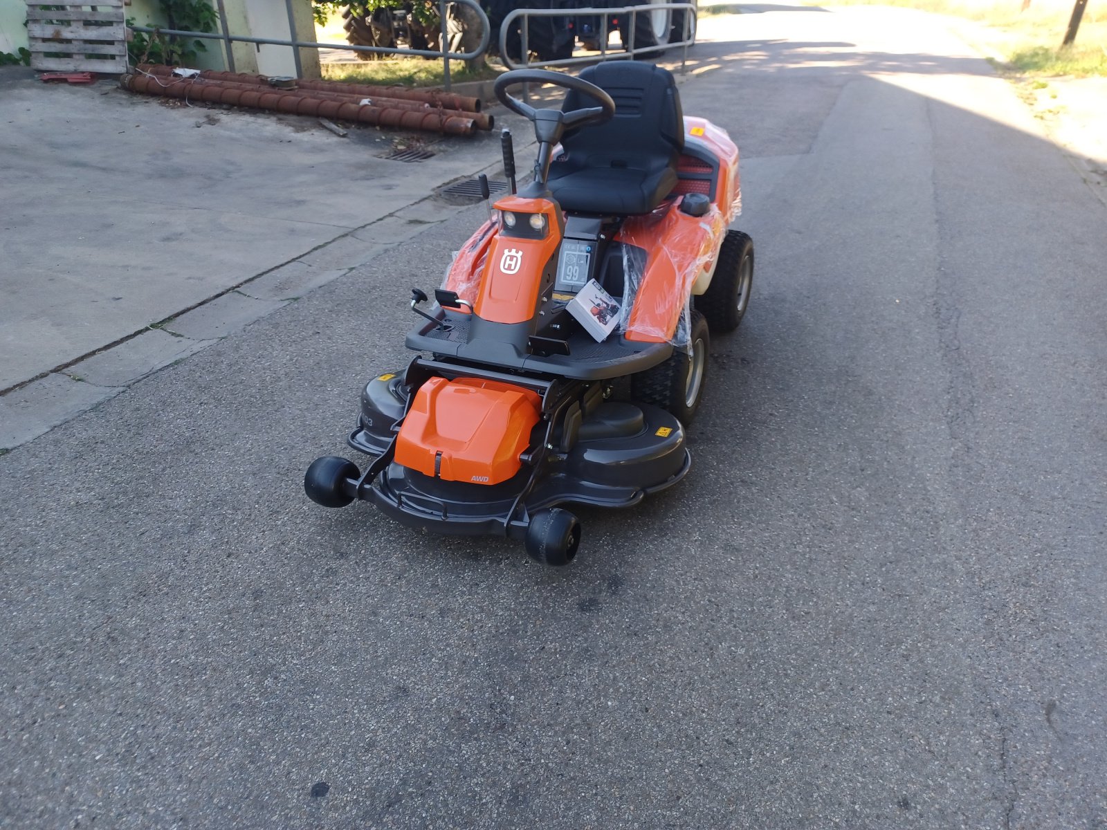 Rasentraktor of the type Husqvarna Rider 216 T AWD, Neumaschine in Uffenheim (Picture 2)