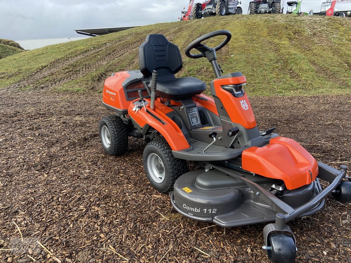 Rasentraktor от тип Husqvarna Rider 320X AWD 103cm & Schneeschild, Gebrauchtmaschine в Burgkirchen (Снимка 1)