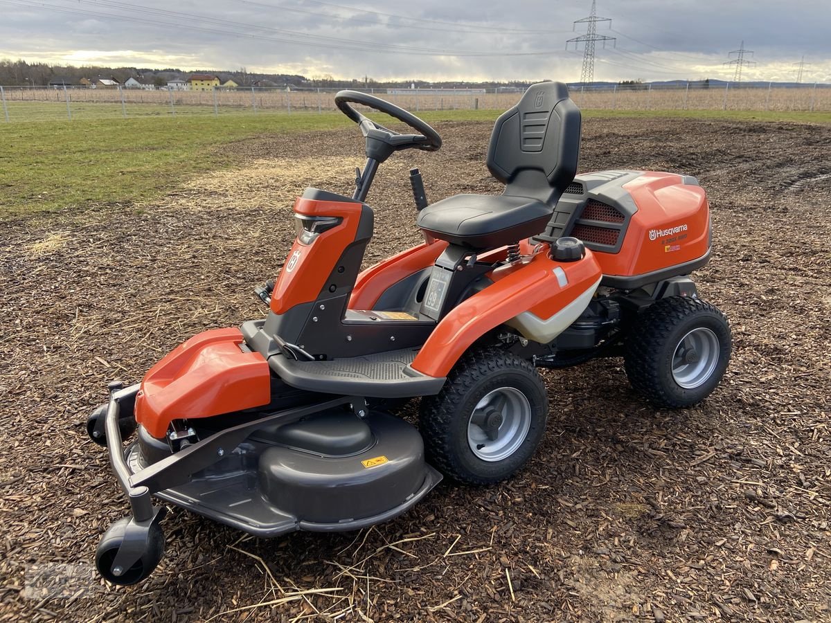 Rasentraktor des Typs Husqvarna Rider 320X AWD 103cm & Schneeschild, Gebrauchtmaschine in Burgkirchen (Bild 2)