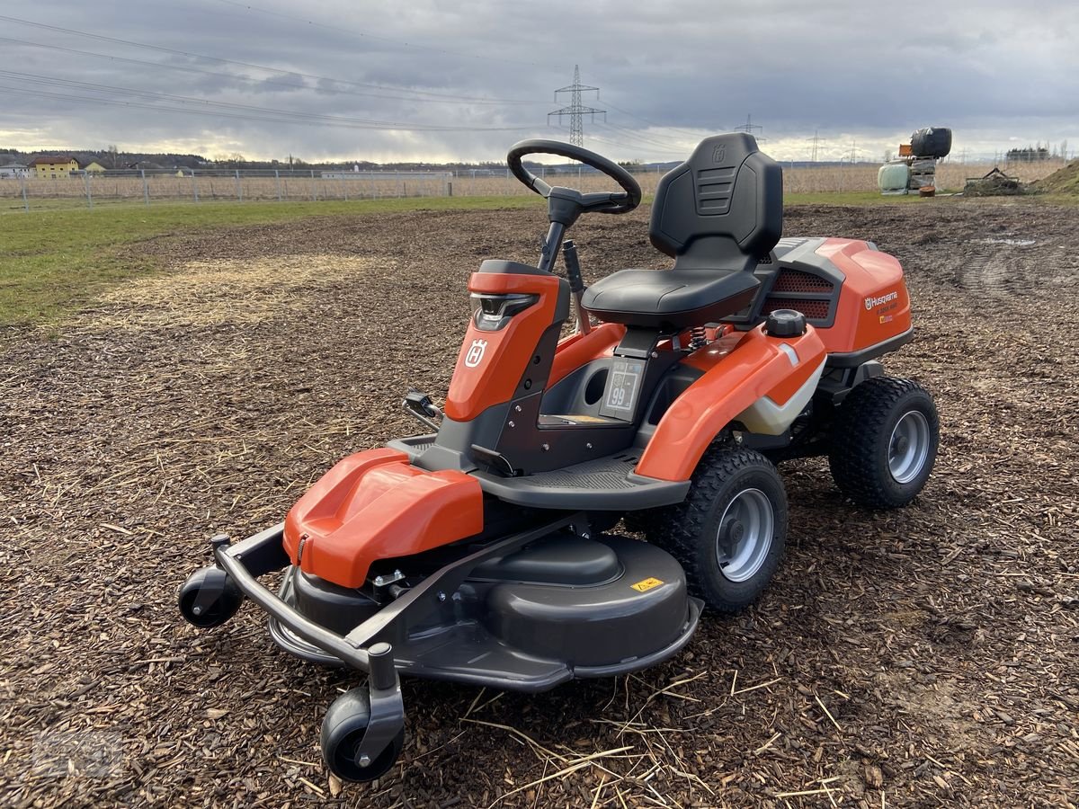 Rasentraktor del tipo Husqvarna Rider 320X AWD inkl. Mähdeck, Neumaschine en Burgkirchen (Imagen 1)