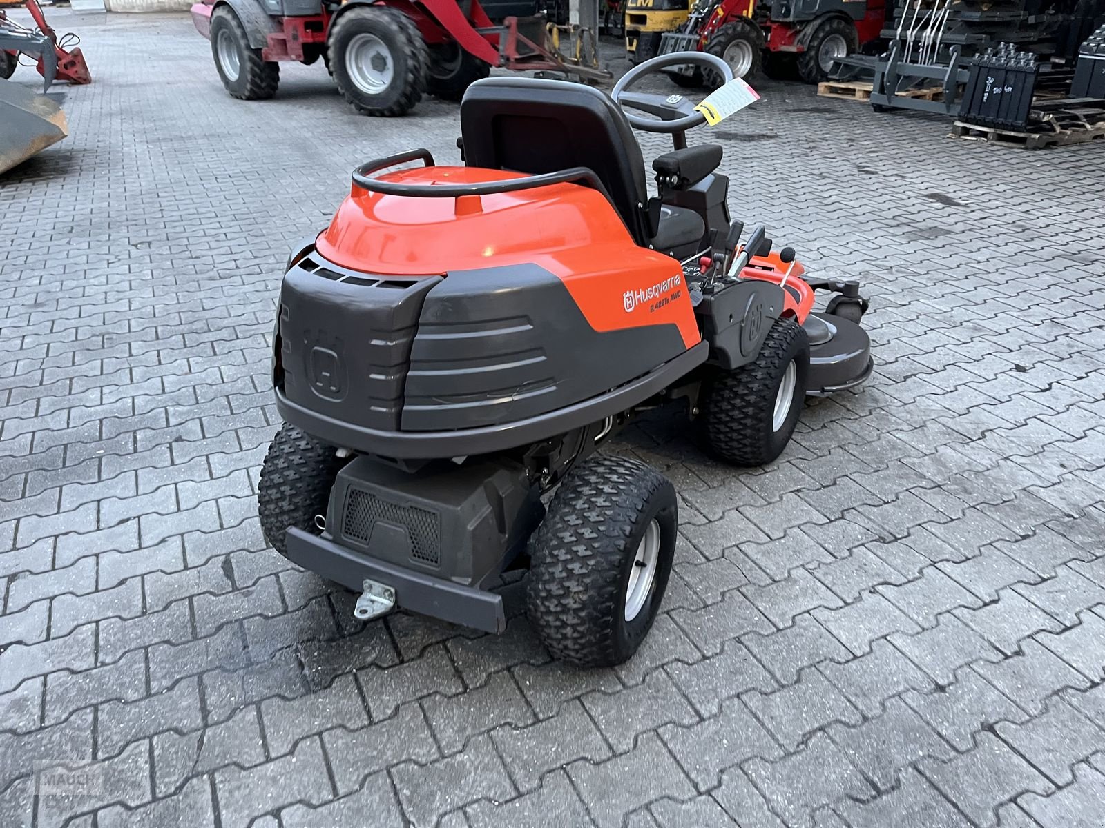 Rasentraktor des Typs Husqvarna Rider 422TS AWD mit 112cm Mähdeck (22PS), Gebrauchtmaschine in Burgkirchen (Bild 8)