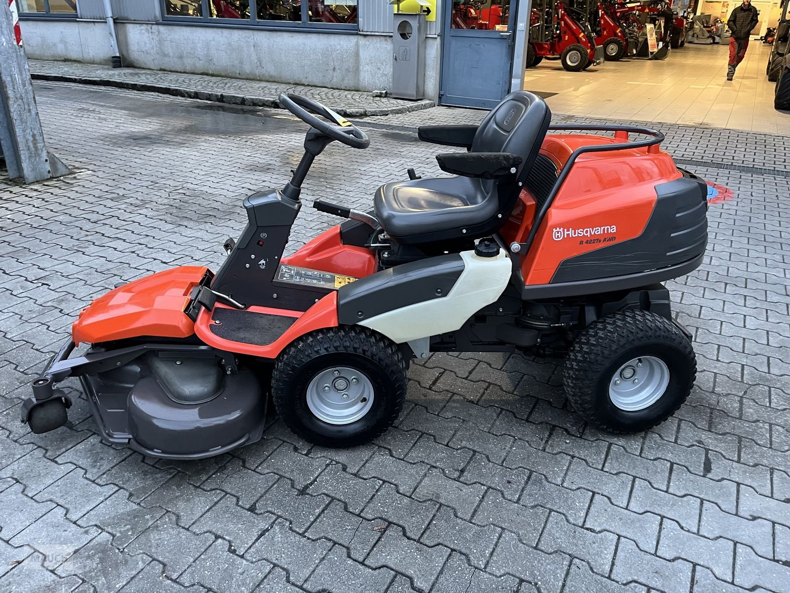 Rasentraktor des Typs Husqvarna Rider 422TS AWD mit 112cm Mähdeck (22PS), Gebrauchtmaschine in Burgkirchen (Bild 12)