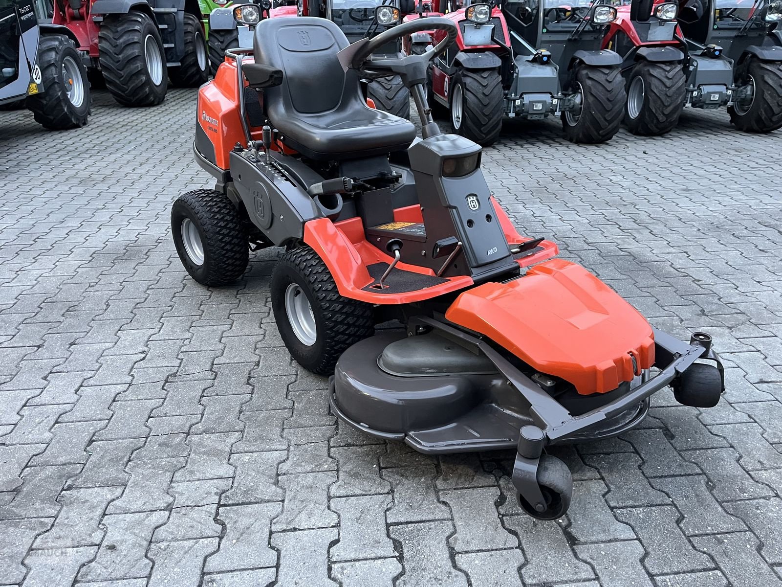 Rasentraktor des Typs Husqvarna Rider 422TS AWD mit 112cm Mähdeck (22PS), Gebrauchtmaschine in Burgkirchen (Bild 3)