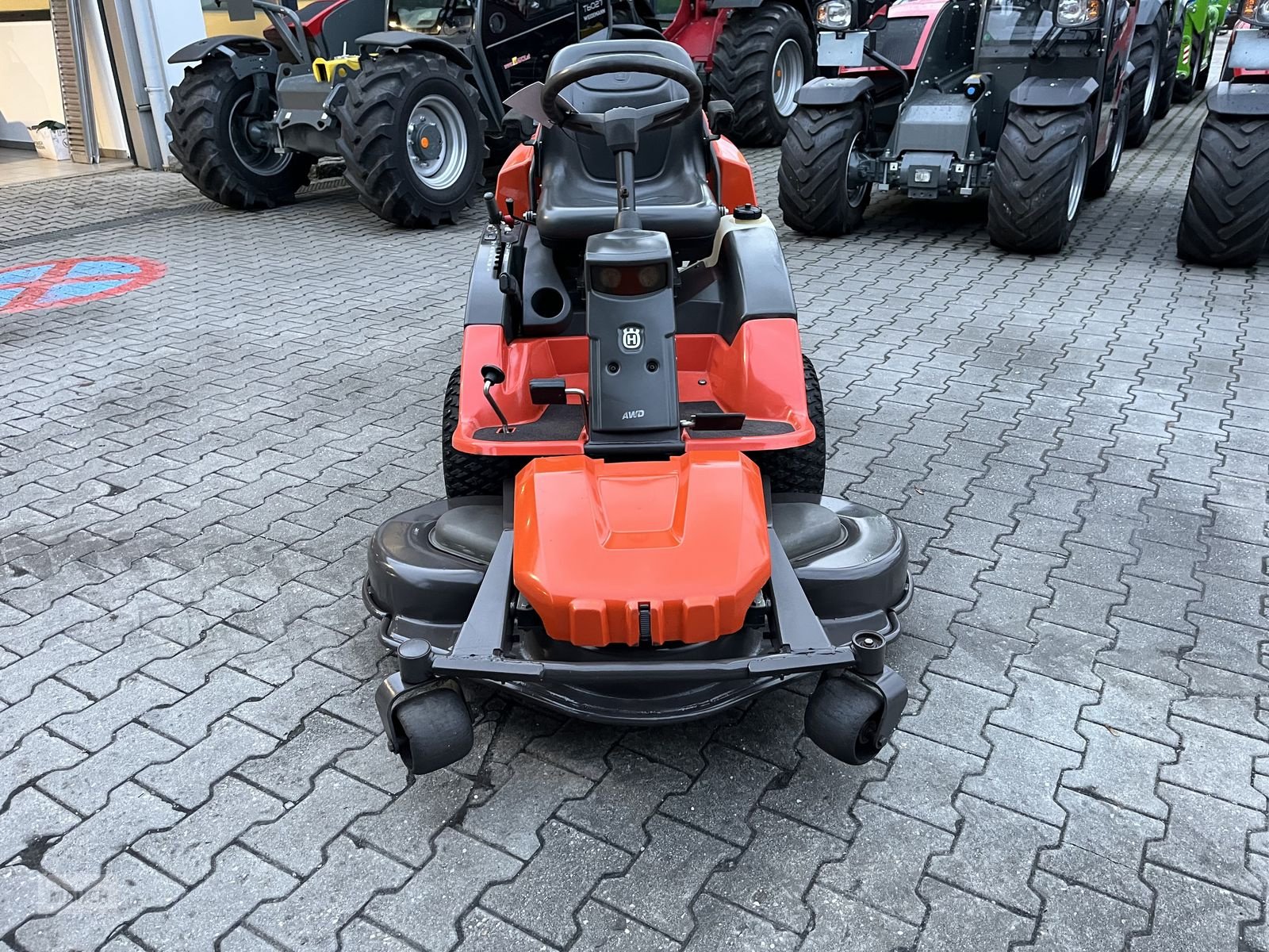 Rasentraktor des Typs Husqvarna Rider 422TS AWD mit 112cm Mähdeck (22PS), Gebrauchtmaschine in Burgkirchen (Bild 4)