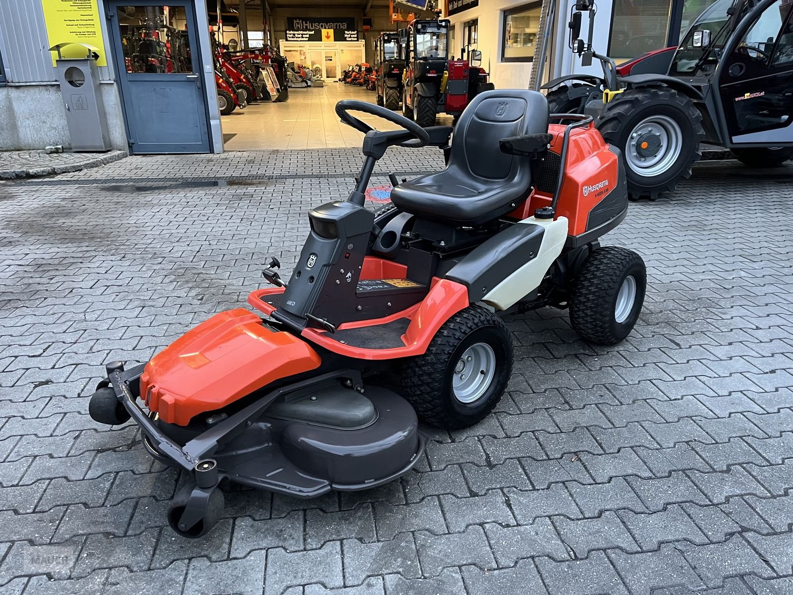 Rasentraktor des Typs Husqvarna Rider 422TS AWD mit 112cm Mähdeck (22PS), Gebrauchtmaschine in Burgkirchen (Bild 5)