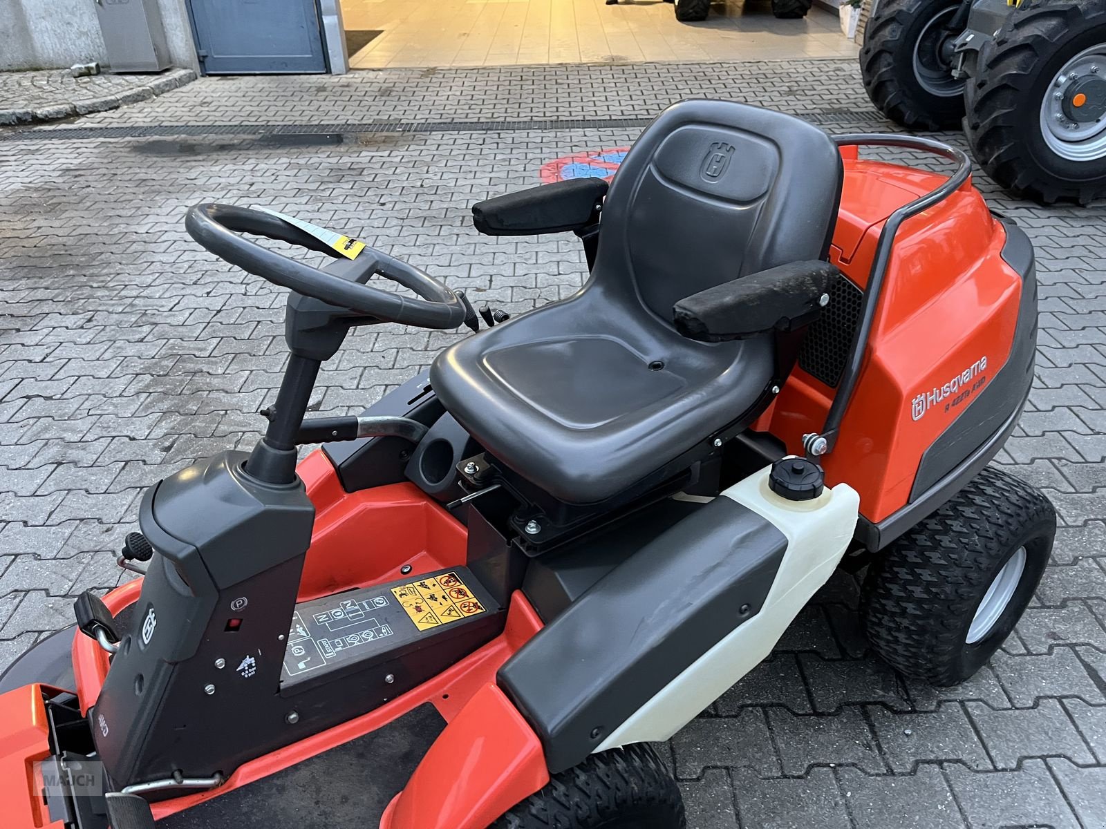 Rasentraktor des Typs Husqvarna Rider 422TS AWD mit 112cm Mähdeck (22PS), Gebrauchtmaschine in Burgkirchen (Bild 11)