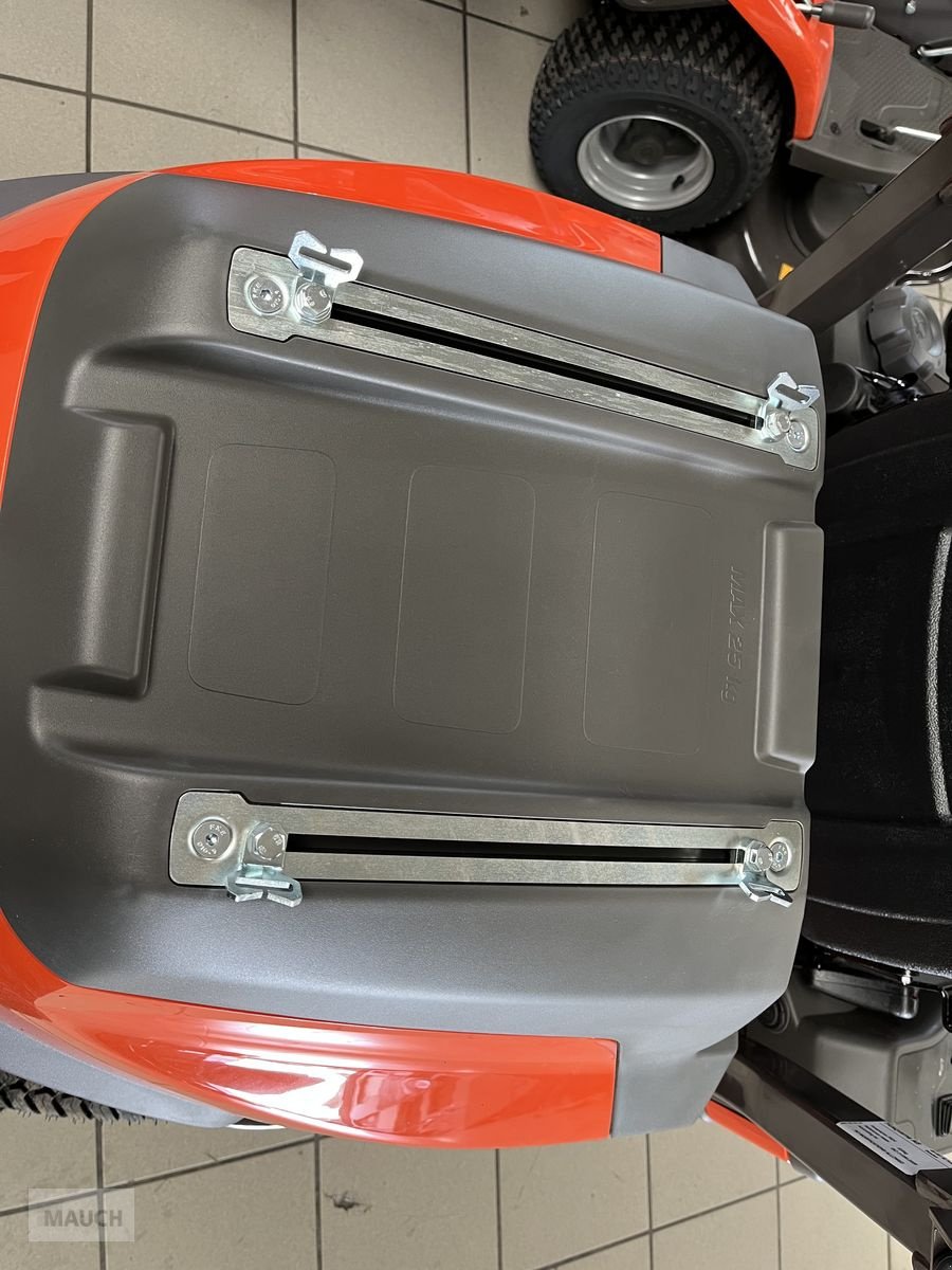 Rasentraktor des Typs Husqvarna Rider 524 X EFI mit Mähdeck + 1500€ Akkugeräte K, Neumaschine in Burgkirchen (Bild 2)