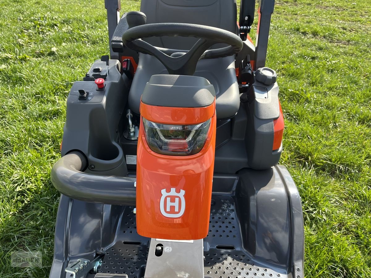 Rasentraktor des Typs Husqvarna Rider 524 X EFI mit Mähdeck + 1500€ Akkugeräte K, Neumaschine in Burgkirchen (Bild 14)