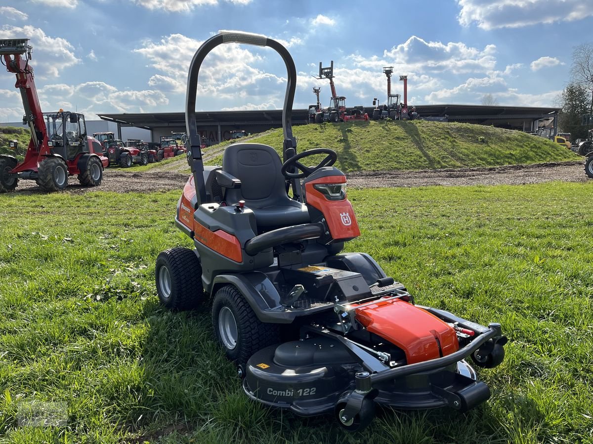 Rasentraktor des Typs Husqvarna Rider 524 X EFI mit Mähdeck + 1500€ Akkugeräte K, Neumaschine in Burgkirchen (Bild 4)