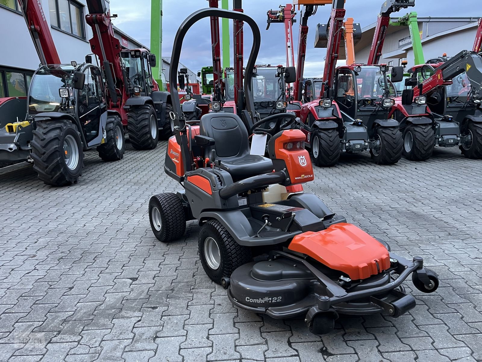 Rasentraktor des Typs Husqvarna Rider P 524 EFI AWD mit 122cm, Gebrauchtmaschine in Burgkirchen (Bild 1)